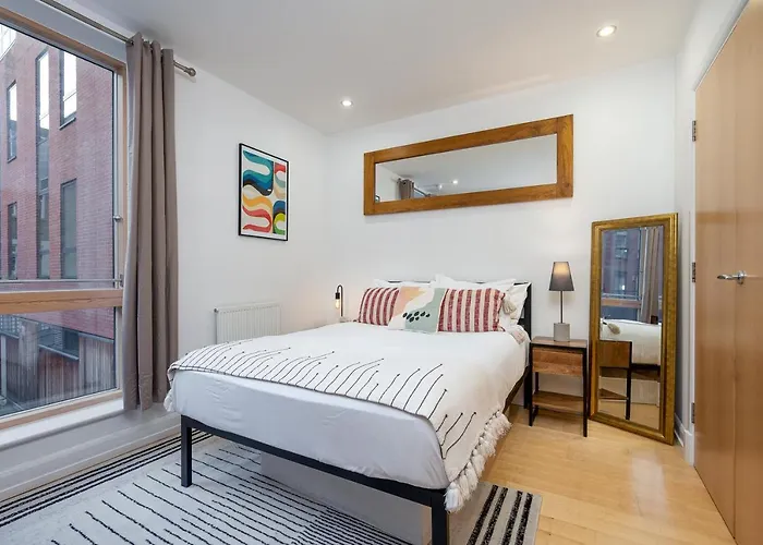 D8 - Canal View Apartment