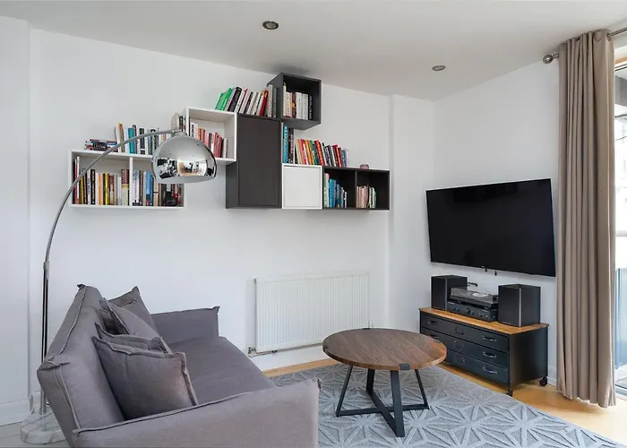 D8 - Canal View Apartment