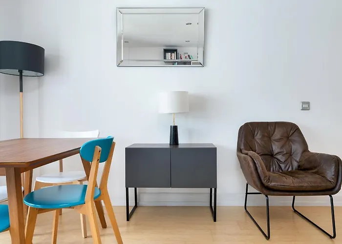 D8 - Canal View Apartment